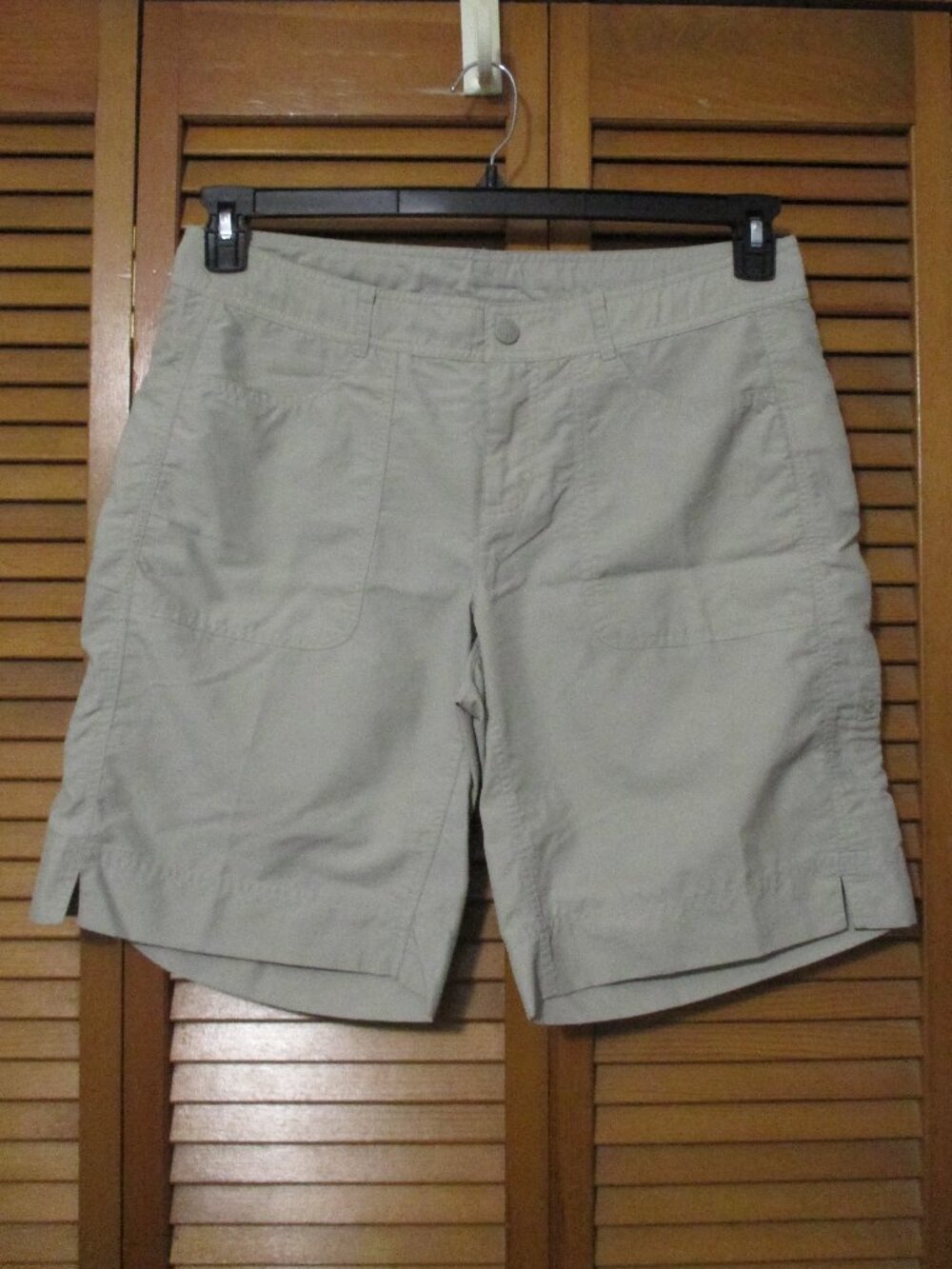 The North Face shorts dri-fit lightweight light khaki, with stow pocket size 10